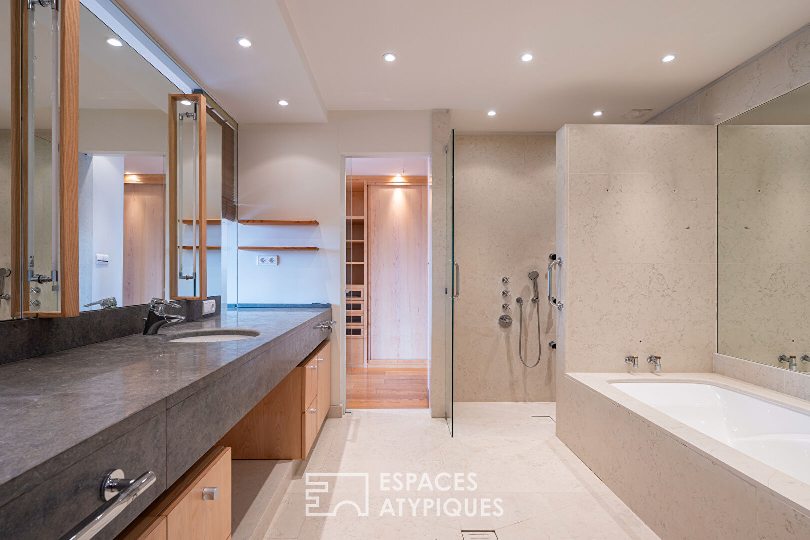 Architect-Designed House with Swimming Pool