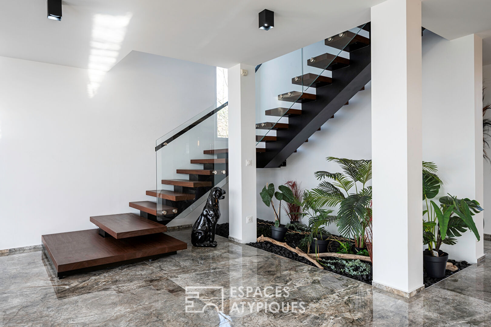 Cubic villa with swimming pool and lake view