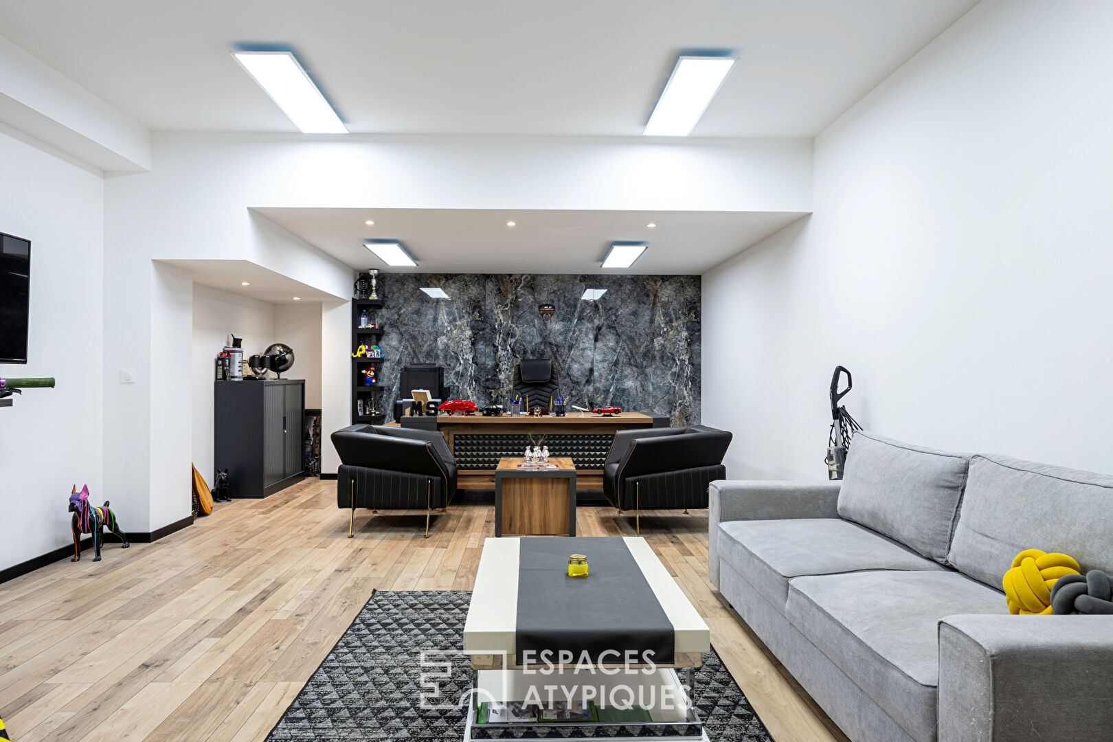 Cubic villa with swimming pool and lake view