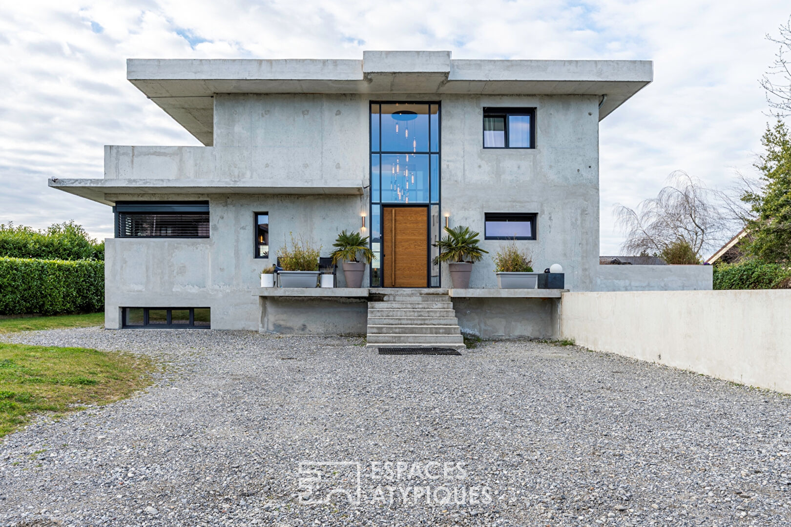 Cubic villa with swimming pool and lake view