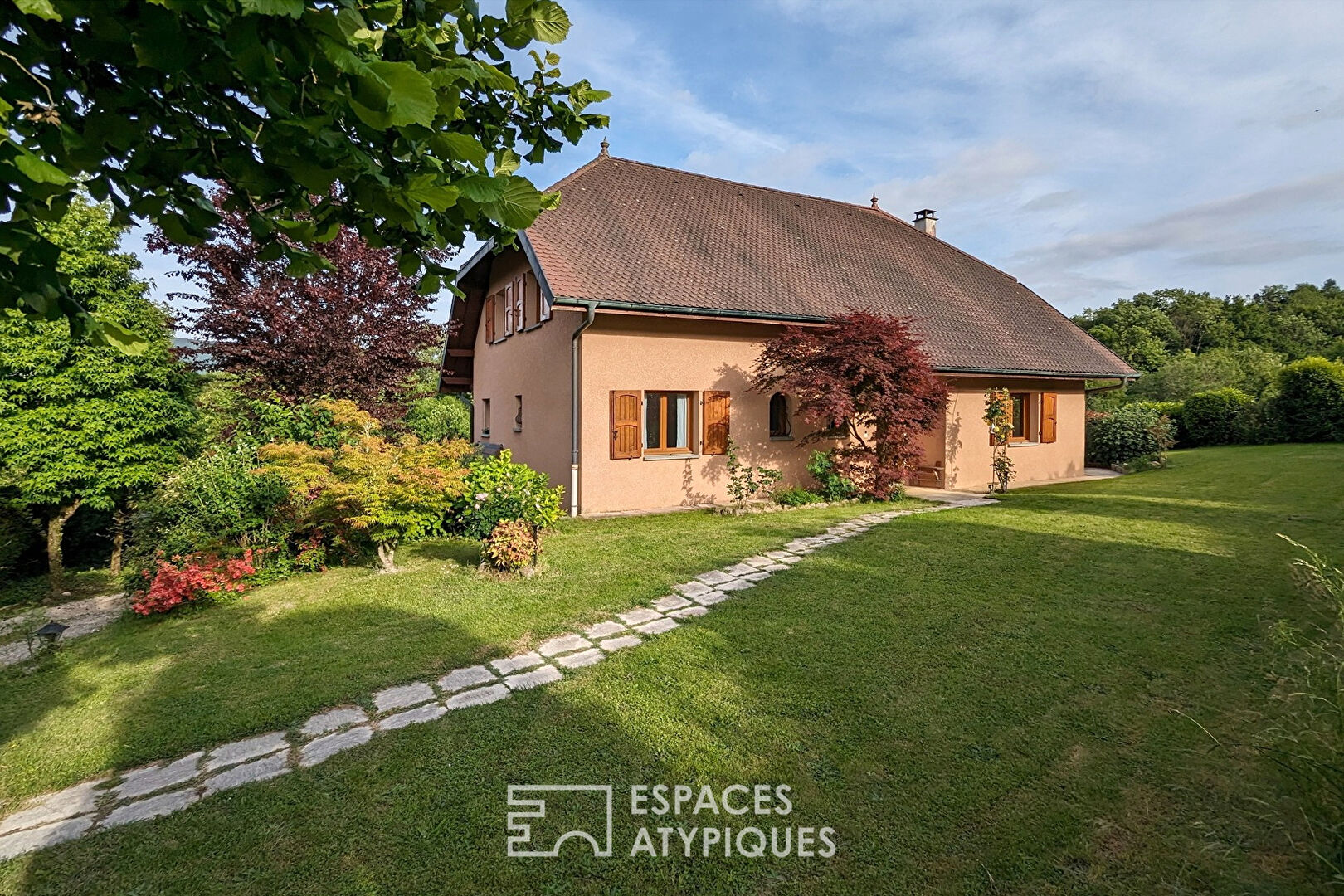 Maison avec piscine, jardin et vue dégagée