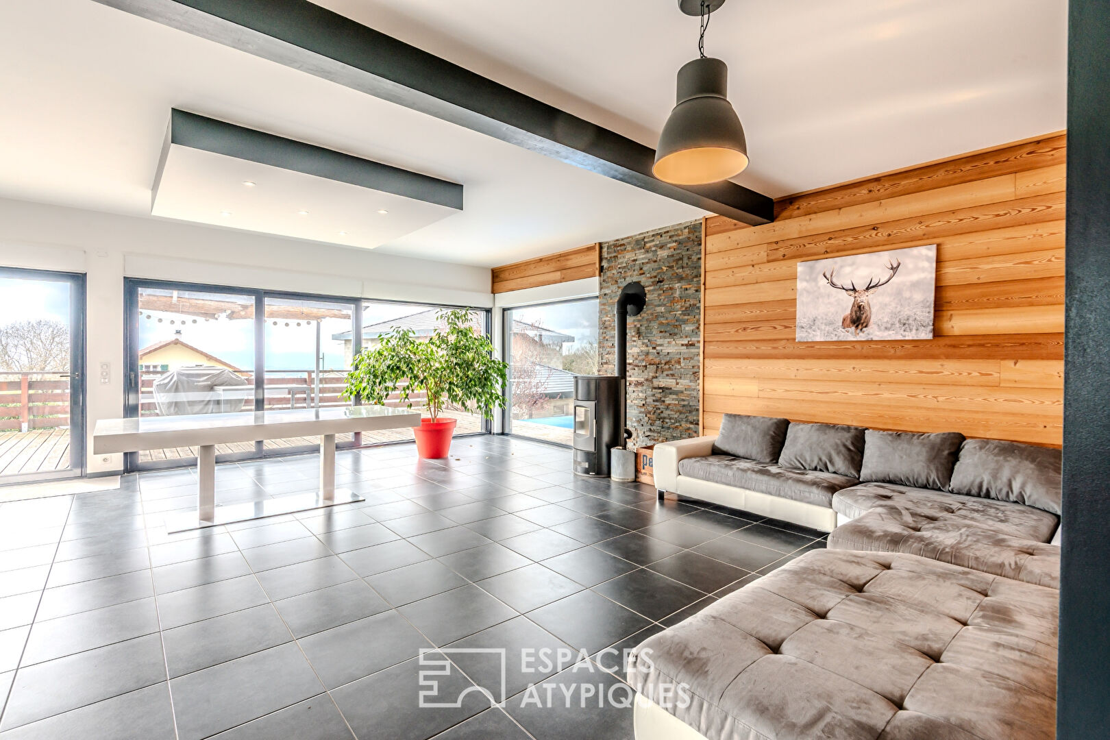 House with beautiful volumes and breathtaking views of the Alps