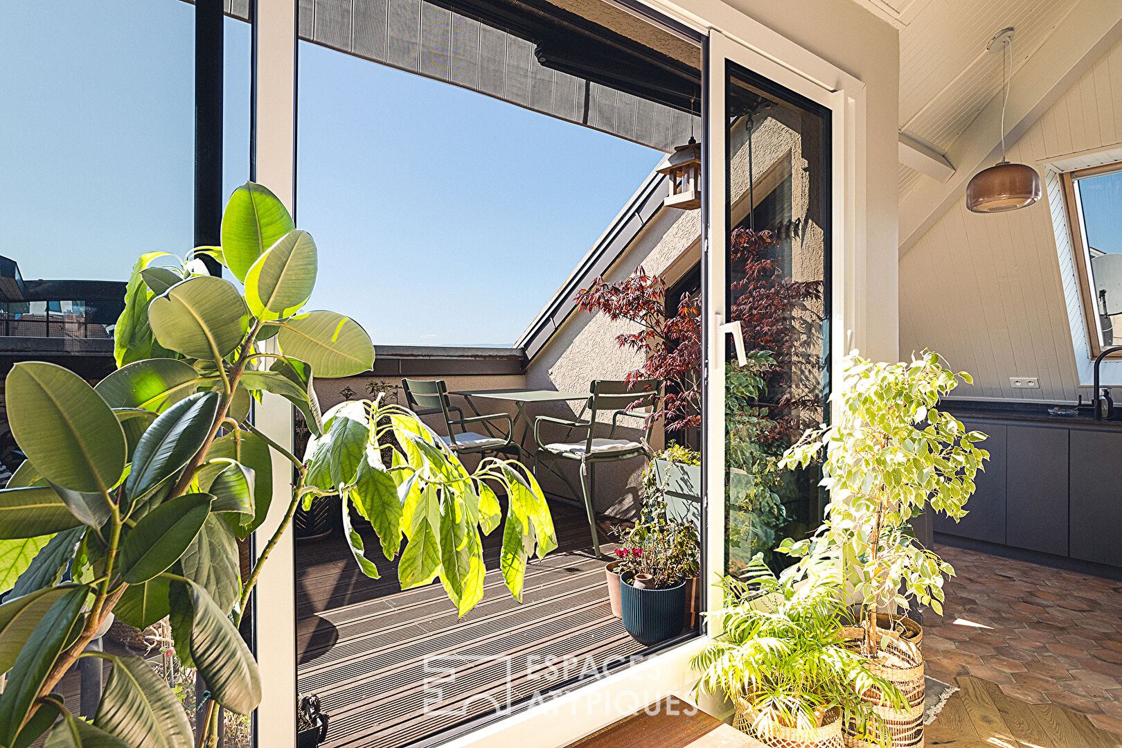 Duplex atypique avec sa tropézienne vue lac
