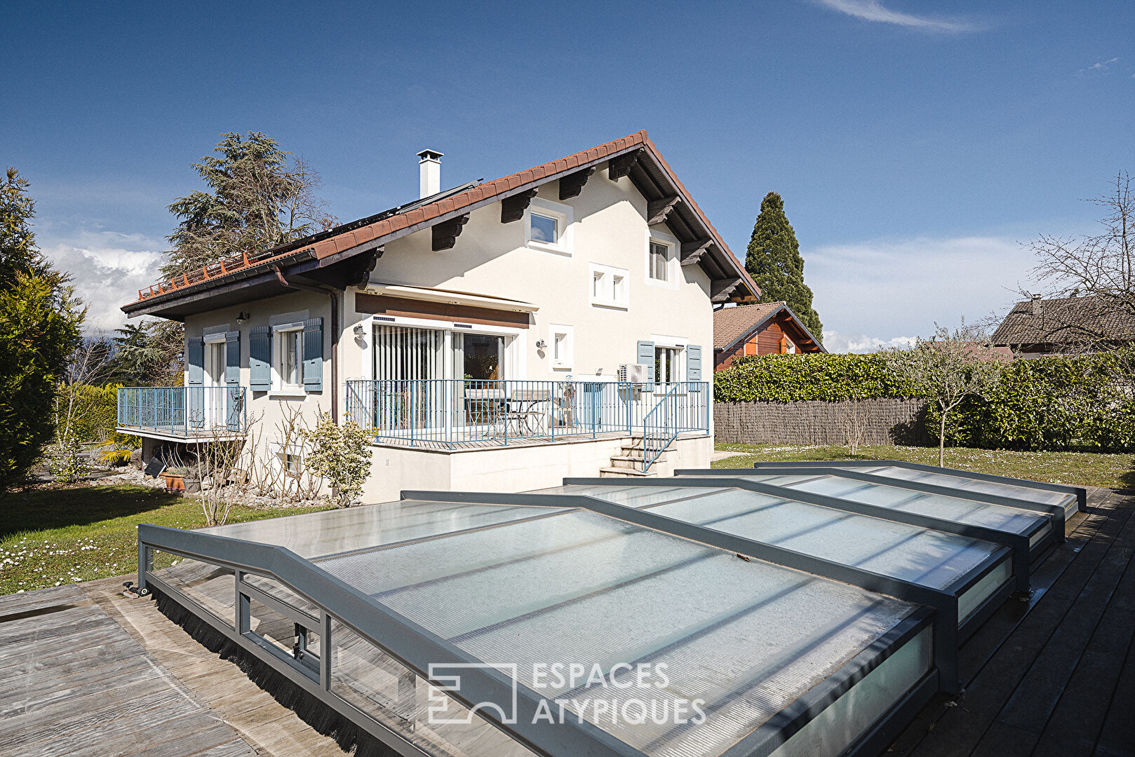 Maison éco-responsable avec piscine à deux pas de la frontière Suisse