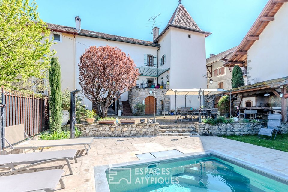 Château XIIème siècle avec dépendances et piscine aux portes de Genève