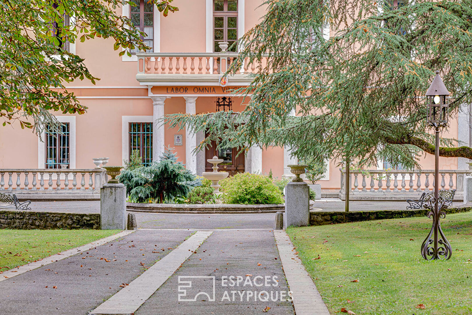 Maison de maître avec dépendance, piscine et court de tennis