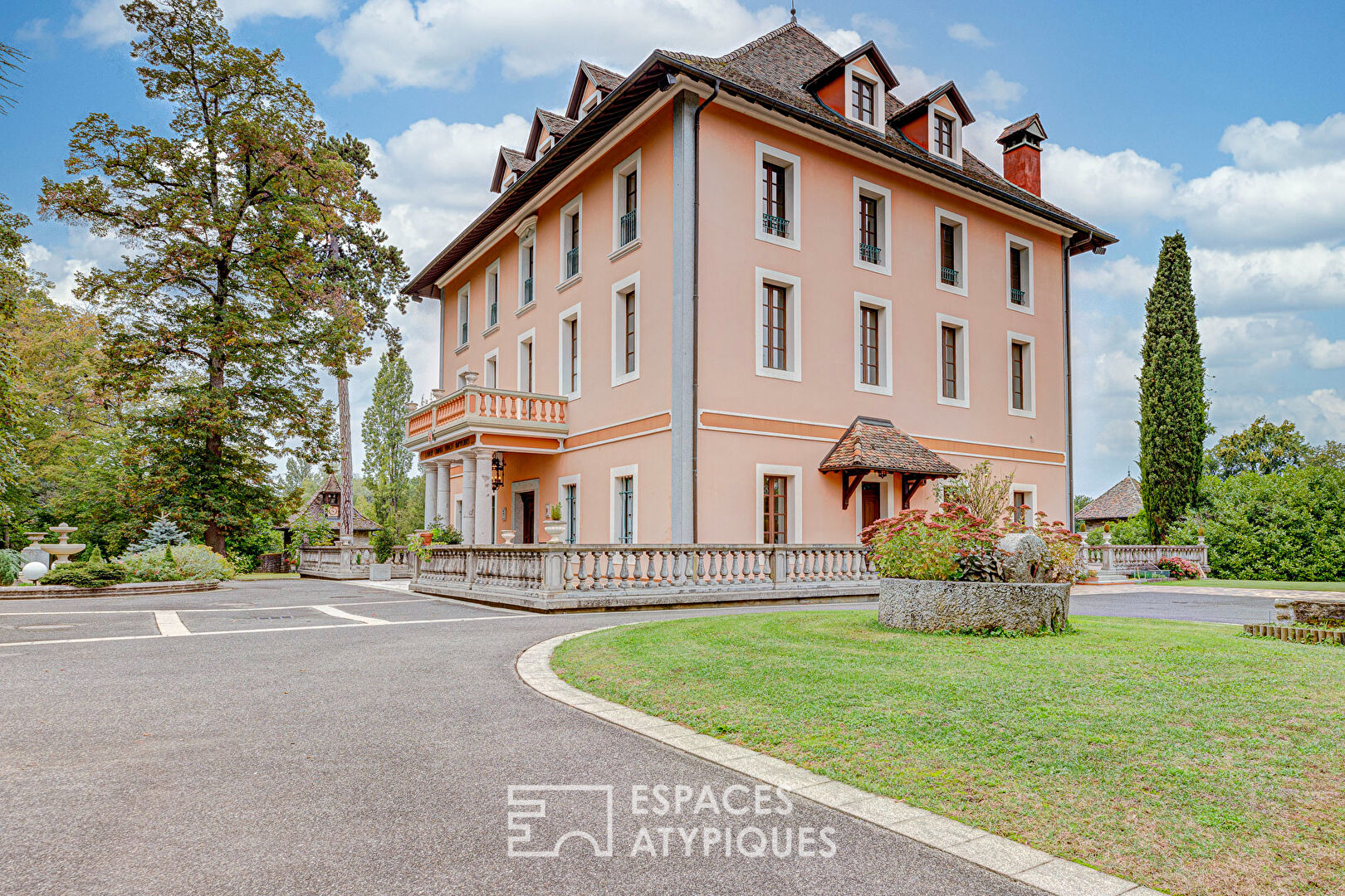 Maison de maître avec dépendance, piscine et court de tennis