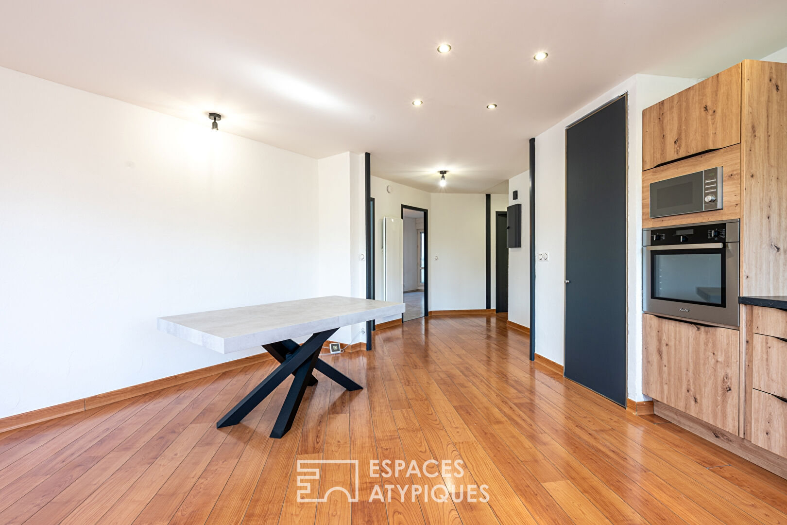 Triple terrace apartment in the heart of the village