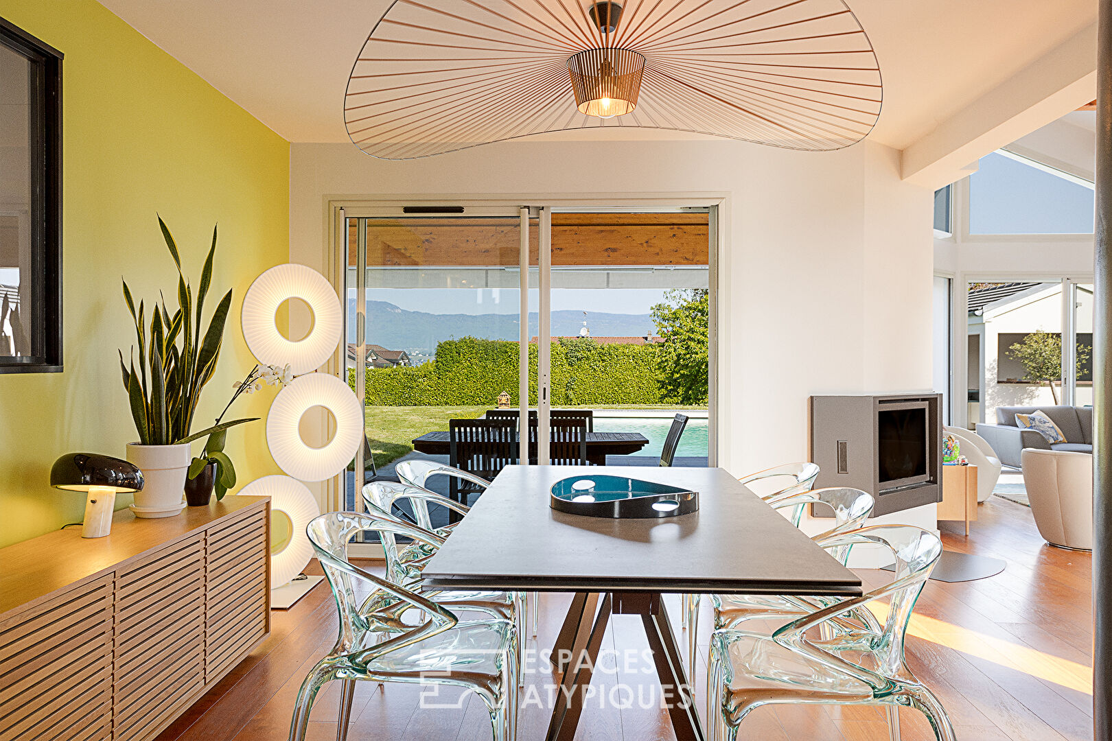 Villa contemporaine avec piscine proche du lac et de la frontière Suisse.