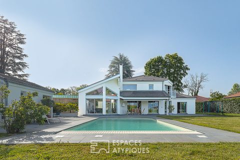Villa contemporaine avec piscine proche du lac et de la frontière Suisse.