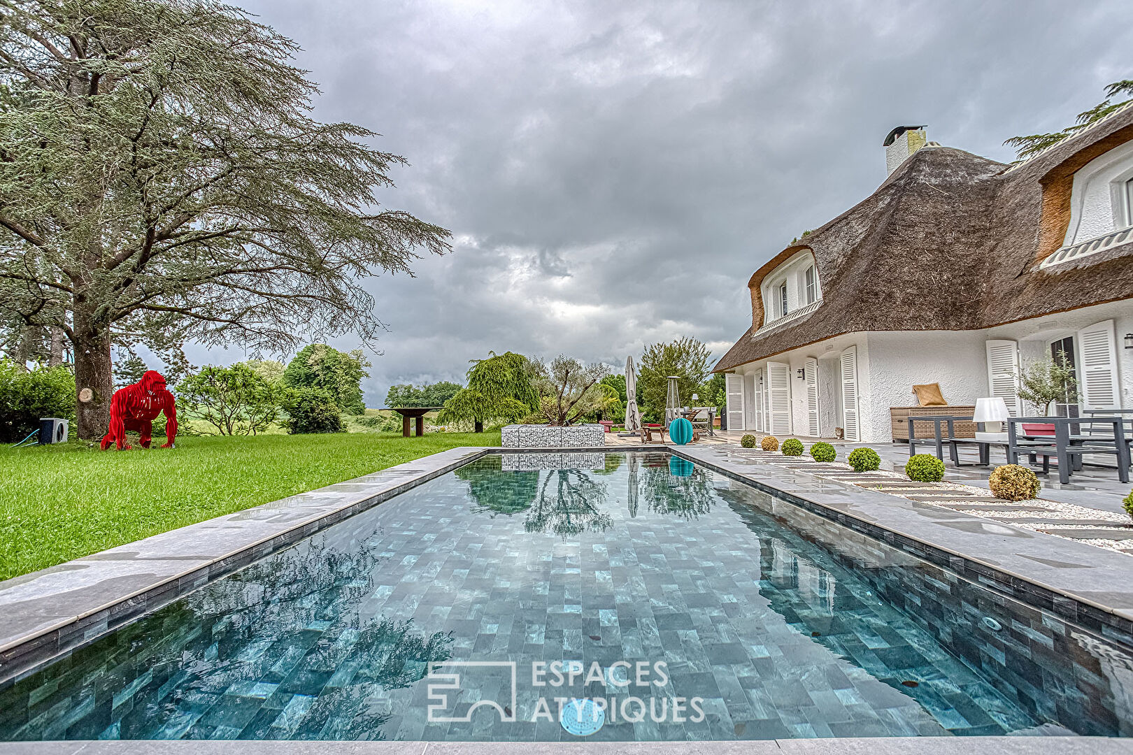 Chaumière contemporaine avec piscine