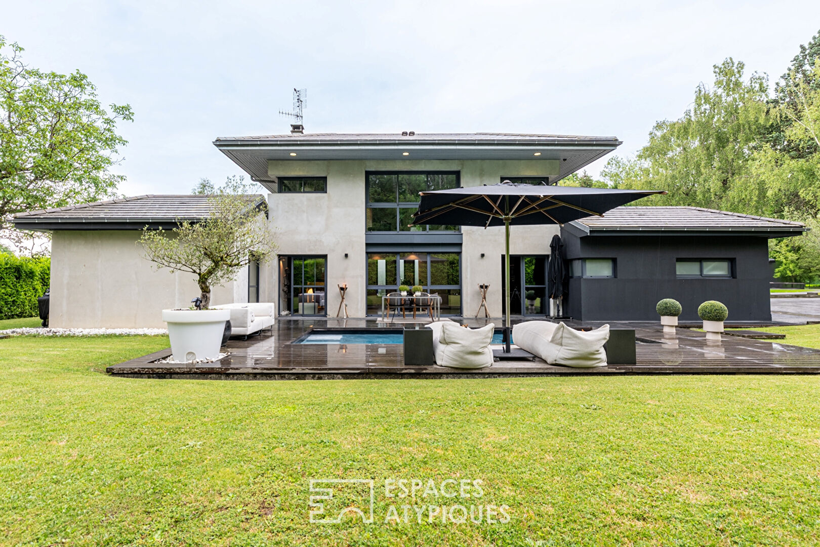 Maison contemporaine avec piscine proche du lac