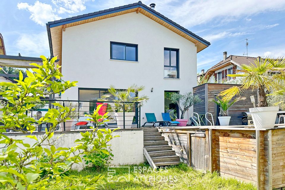 Maison contemporaine en ville avec terrasse et jardin