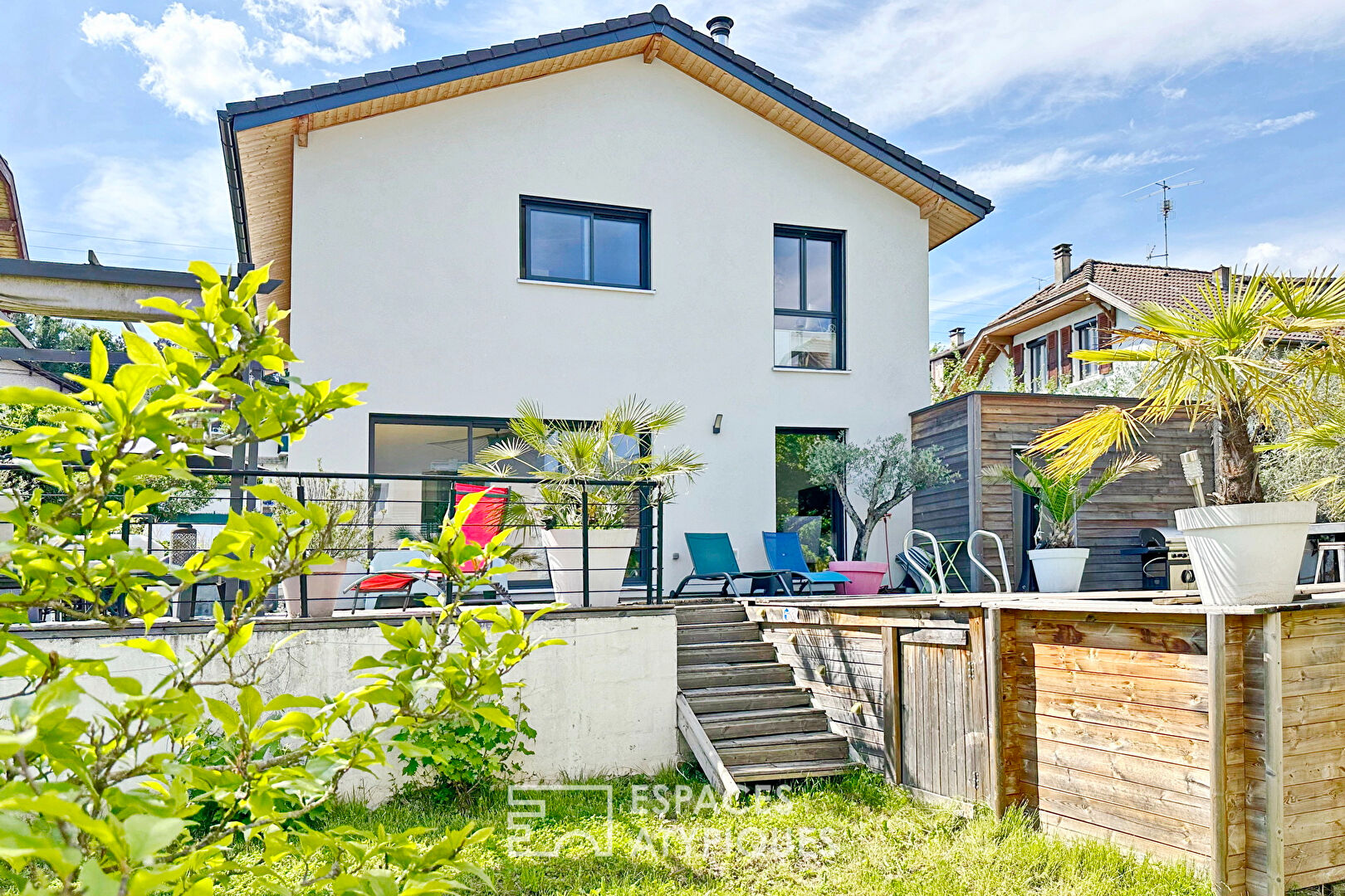 Maison contemporaine en ville avec terrasse et jardin
