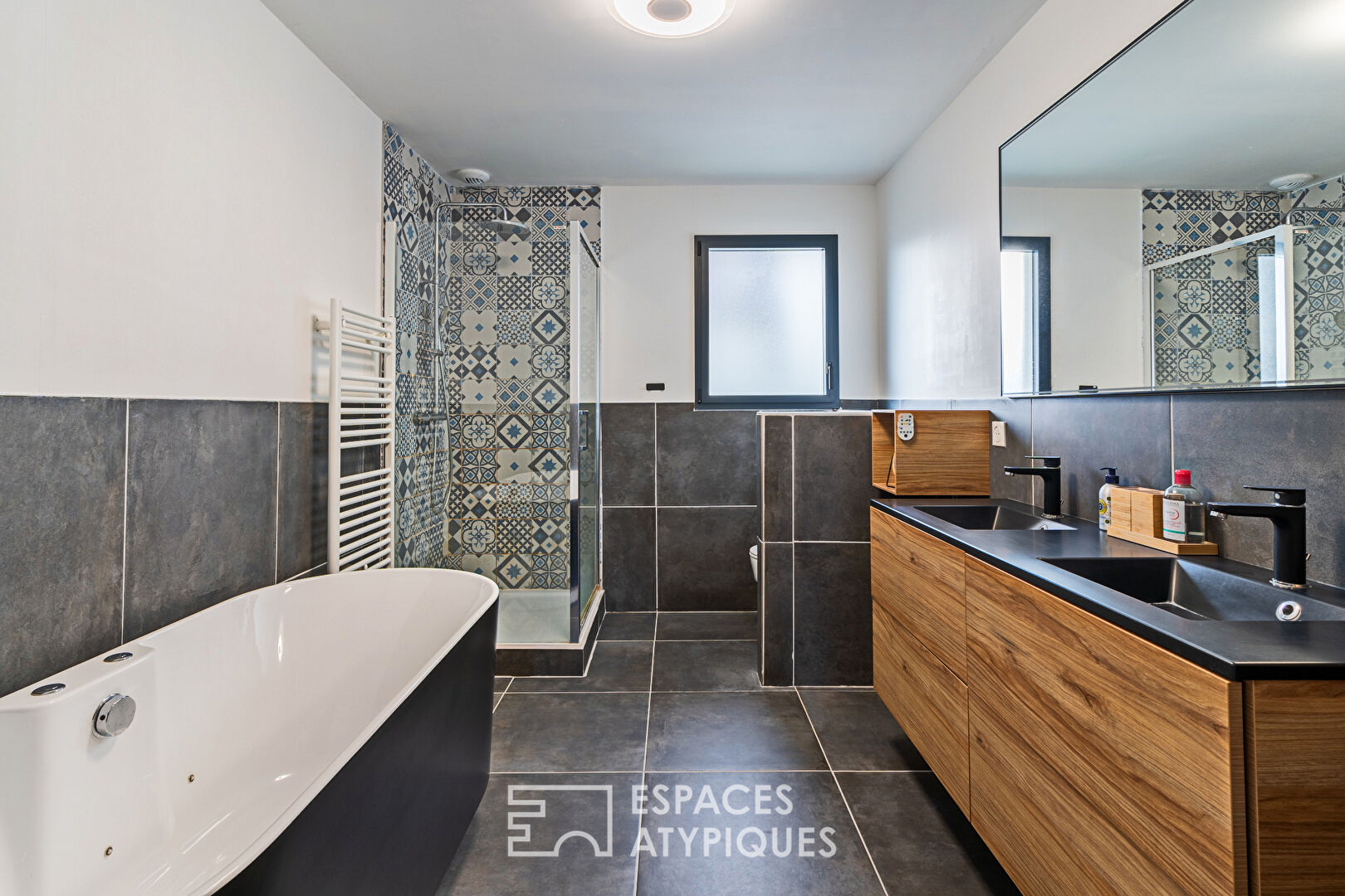 Maison contemporaine en ville avec terrasse et jardin