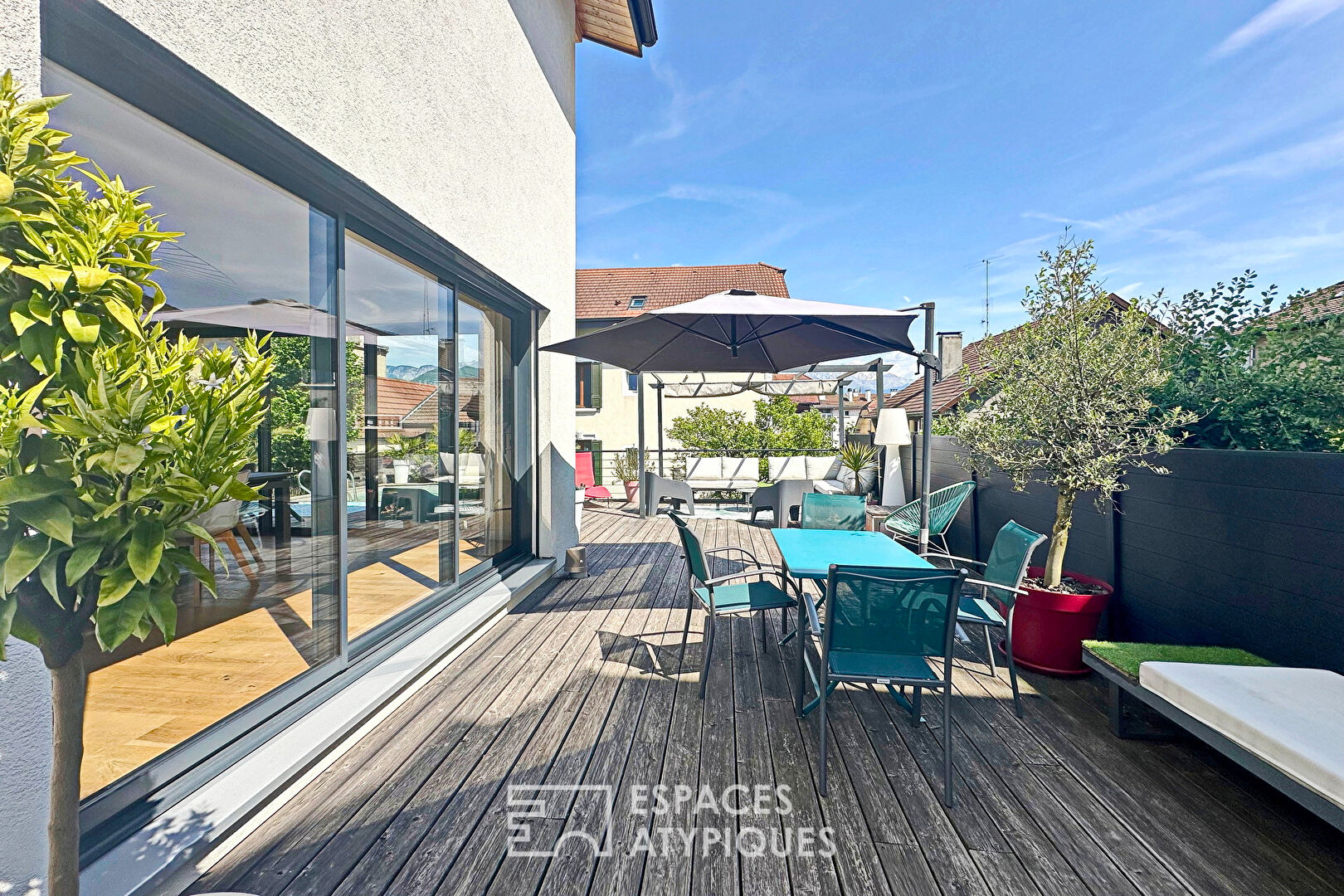 Maison contemporaine en ville avec terrasse et jardin