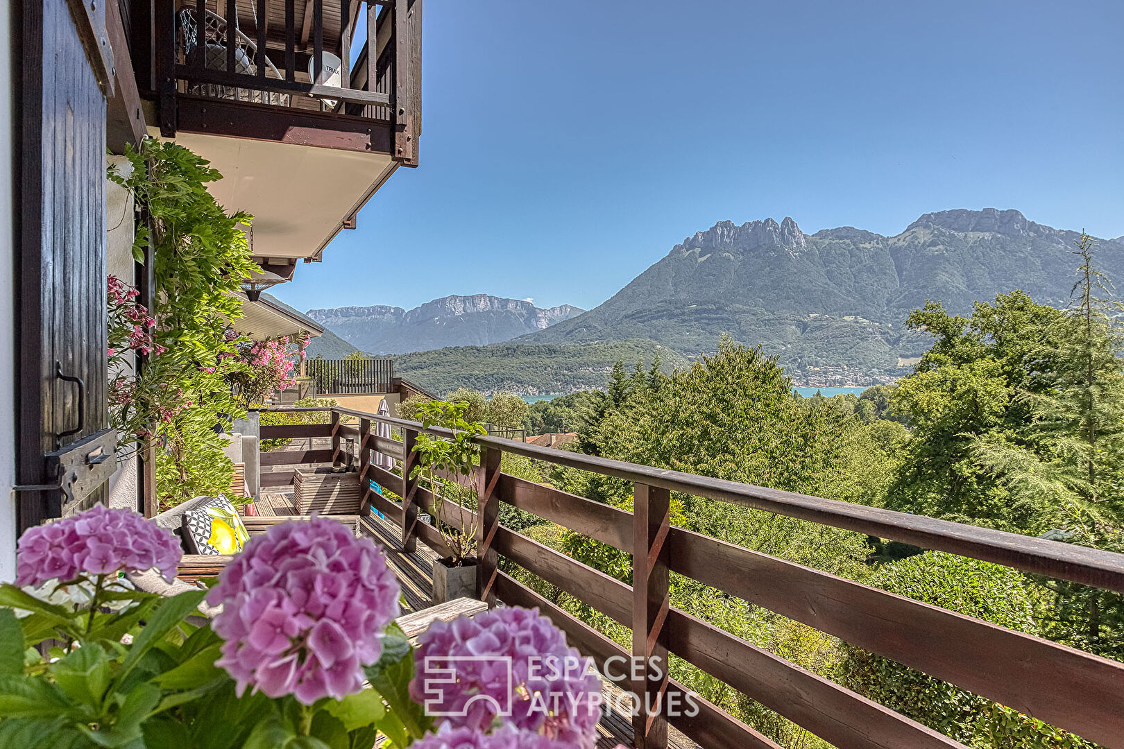Chalet rénové avec piscine et vue exceptionnelle