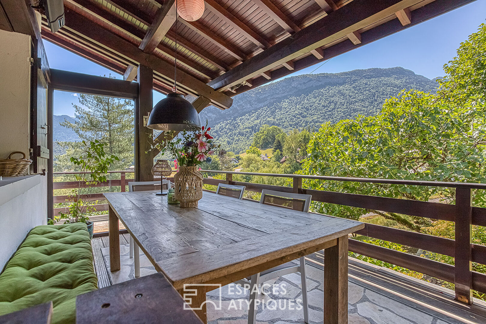 Chalet rénové avec piscine et vue exceptionnelle