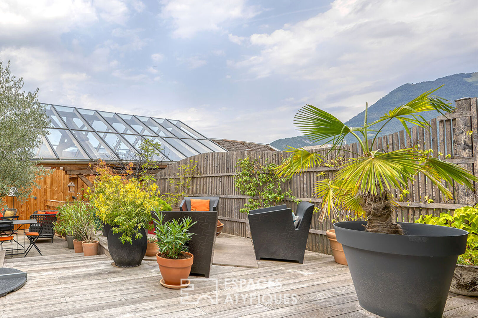 Corps de ferme rénové avec aménagement paysager en terrasses