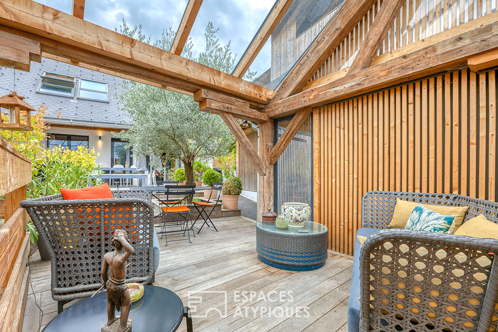 Corps de ferme rénové avec aménagement paysager en terrasses