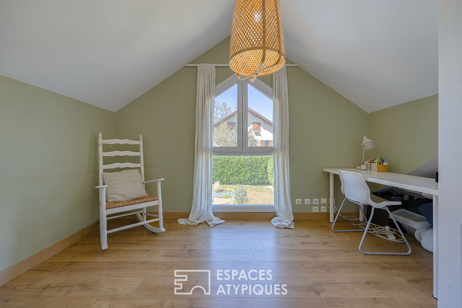 Charmante maison avec piscine et jardin paysager