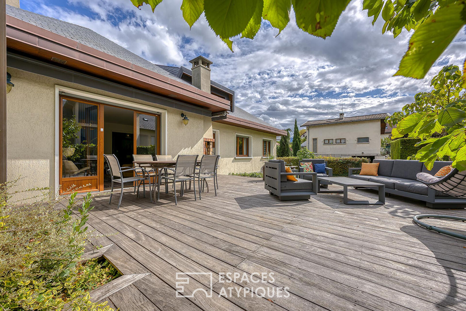 Maison familiale rénovée avec terrasse et jardin