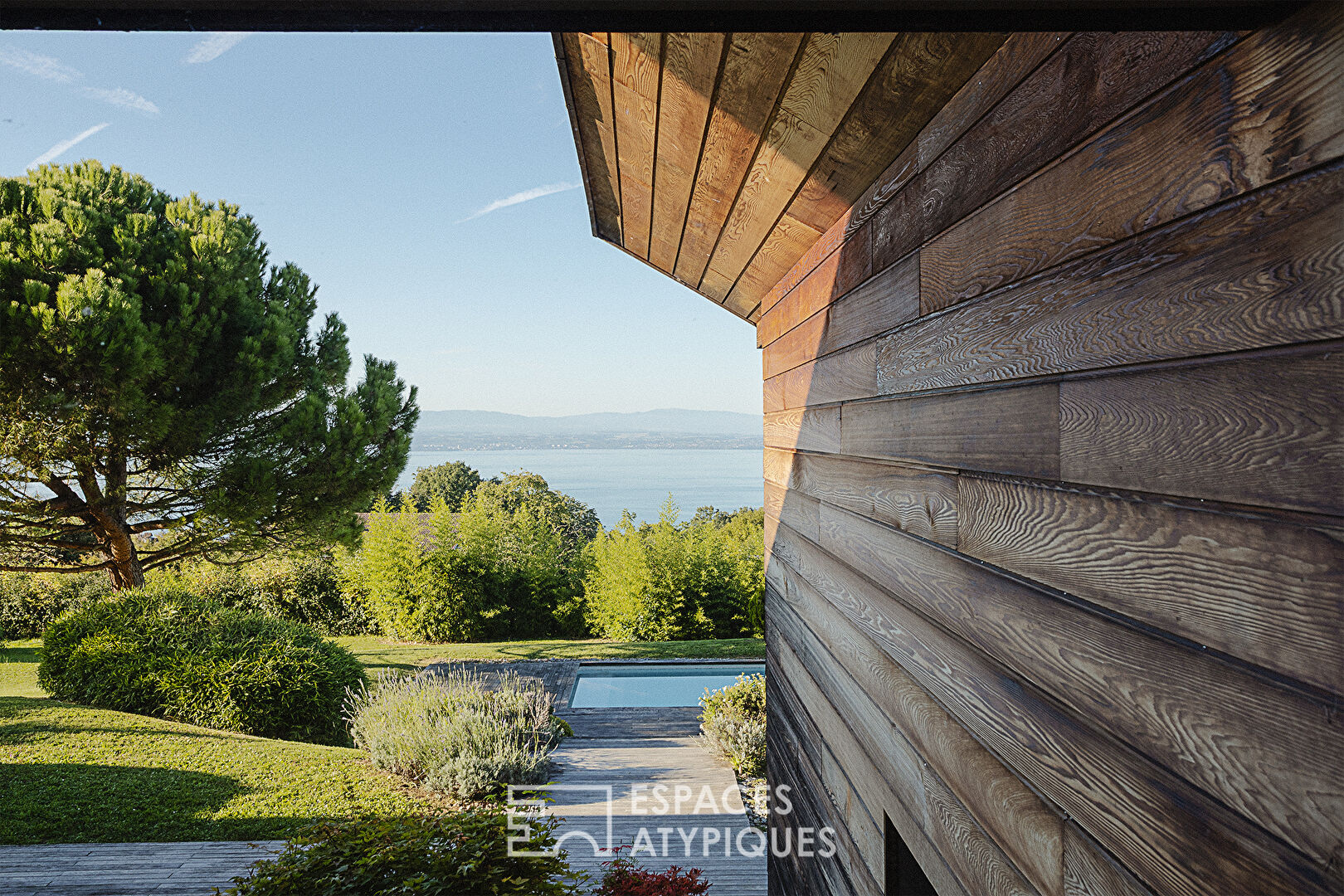 Maison d’architecte avec piscine et vue panoramique sur le lac