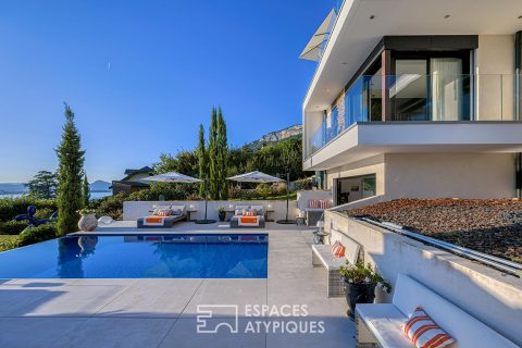 Architect-designed villa with swimming pool and exceptional lake view