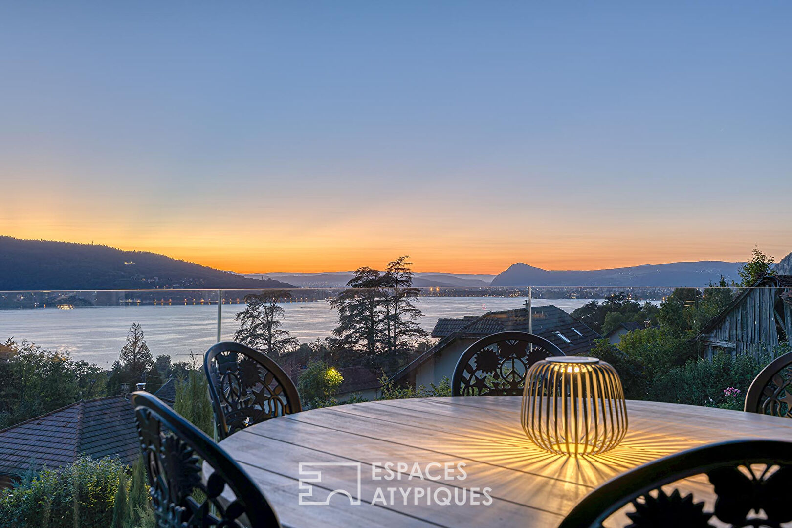 Architect-designed villa with swimming pool and exceptional lake view