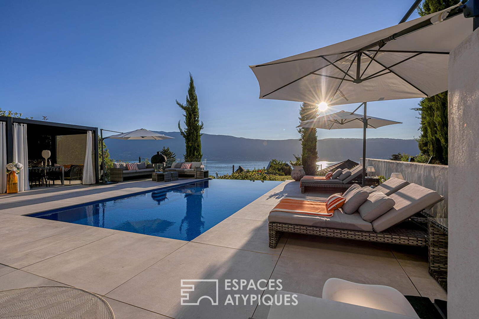 Architect-designed villa with swimming pool and exceptional lake view
