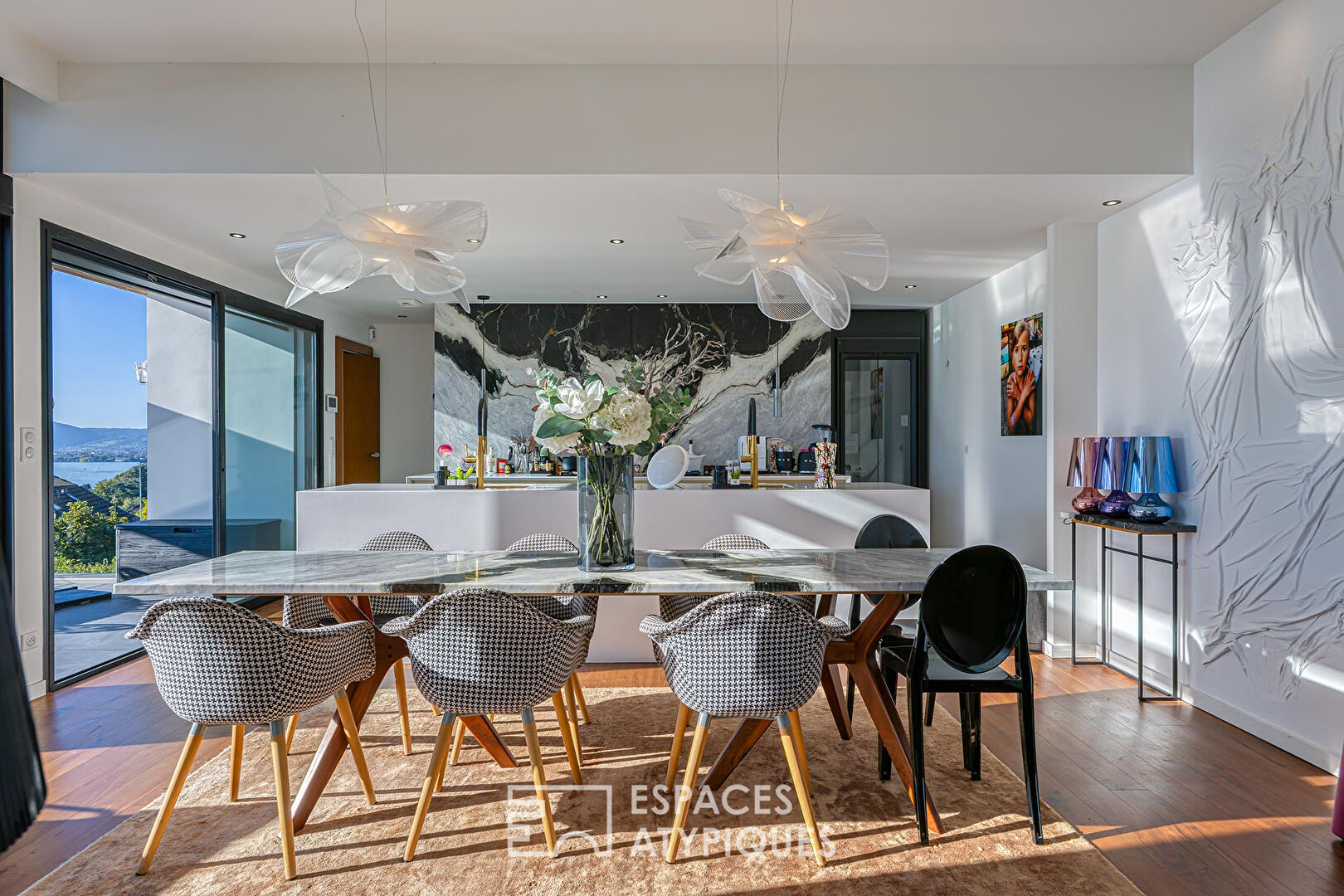 Architect-designed villa with swimming pool and exceptional lake view