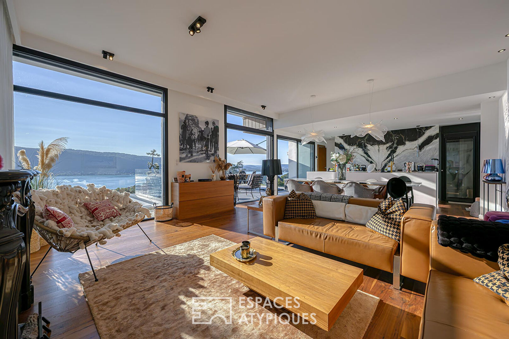 Architect-designed villa with swimming pool and exceptional lake view