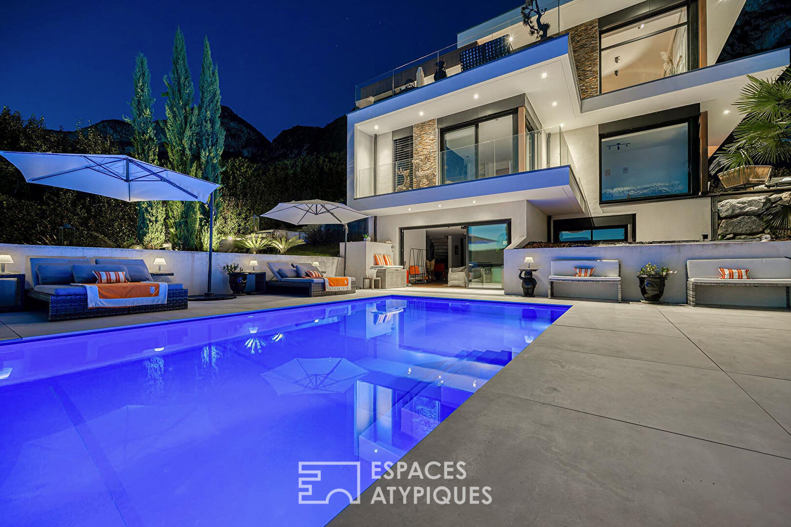 Architect-designed villa with swimming pool and exceptional lake view