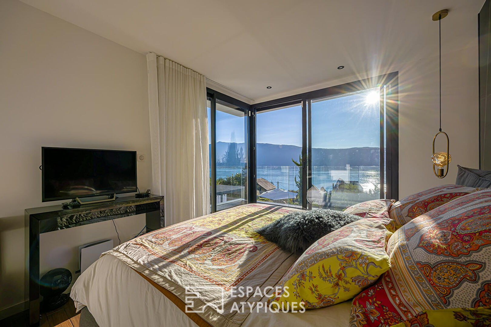 Architect-designed villa with swimming pool and exceptional lake view
