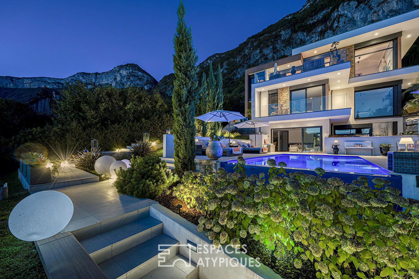 Architect-designed villa with swimming pool and exceptional lake view