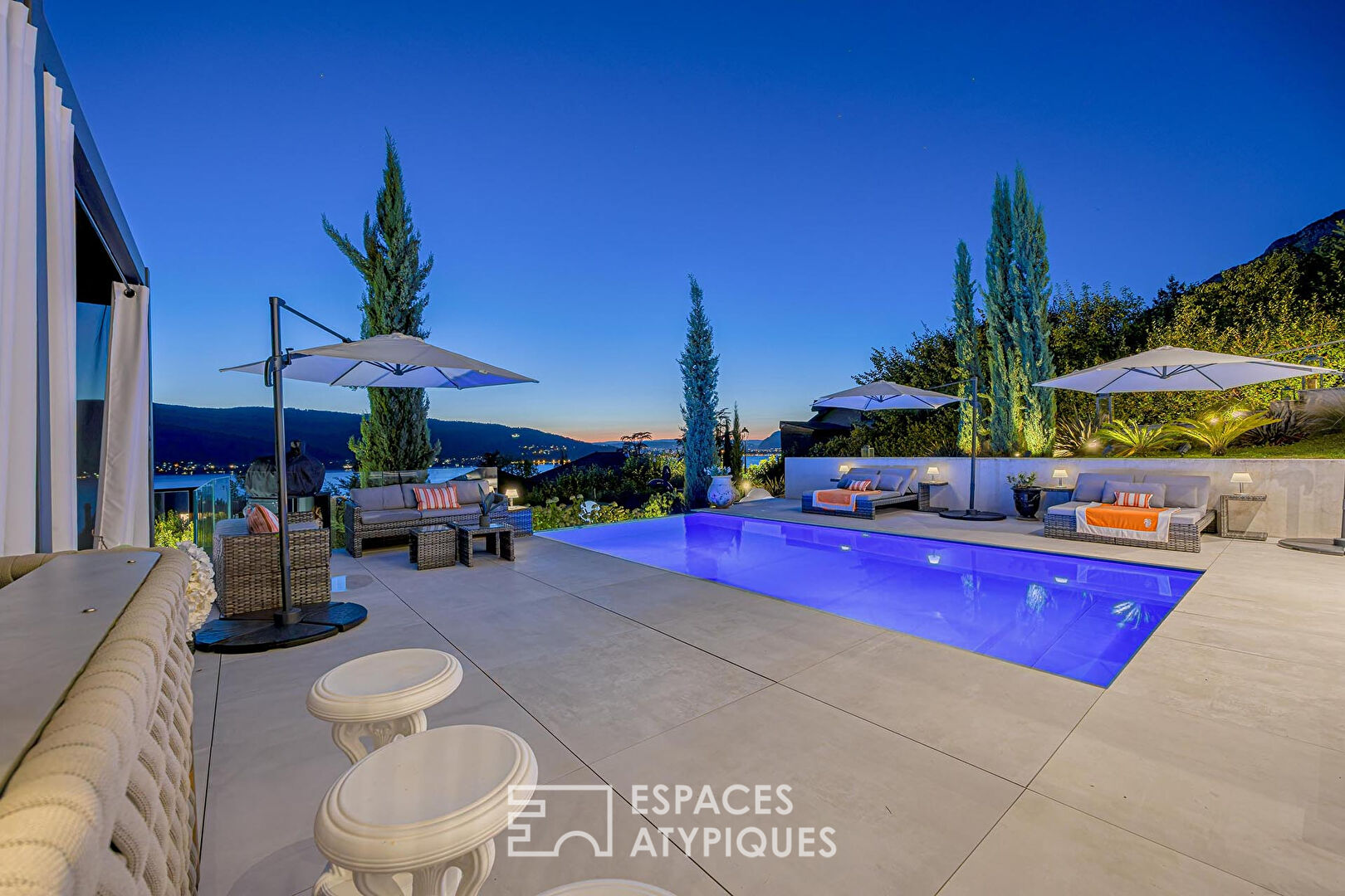 Architect-designed villa with swimming pool and exceptional lake view