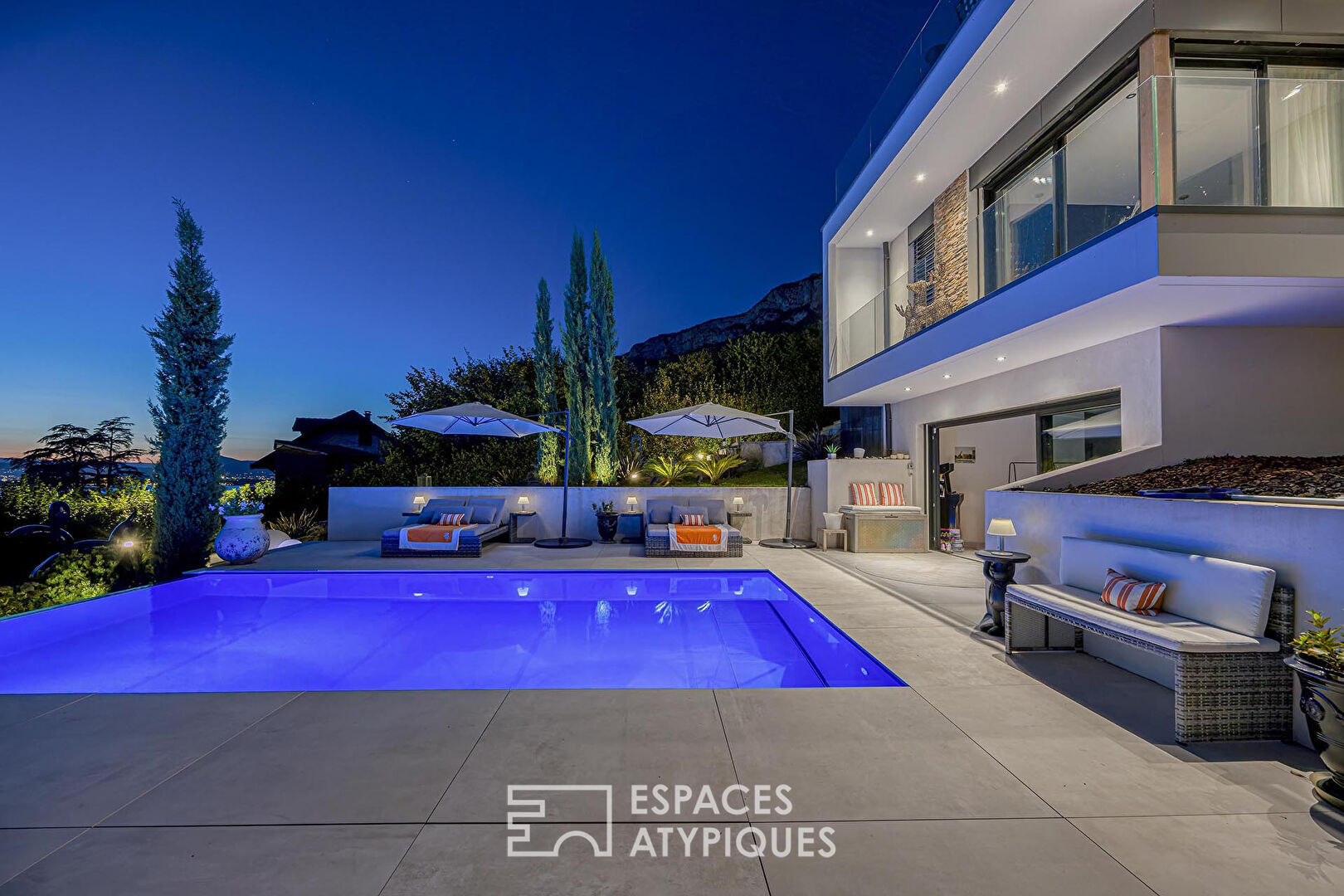 Architect-designed villa with swimming pool and exceptional lake view