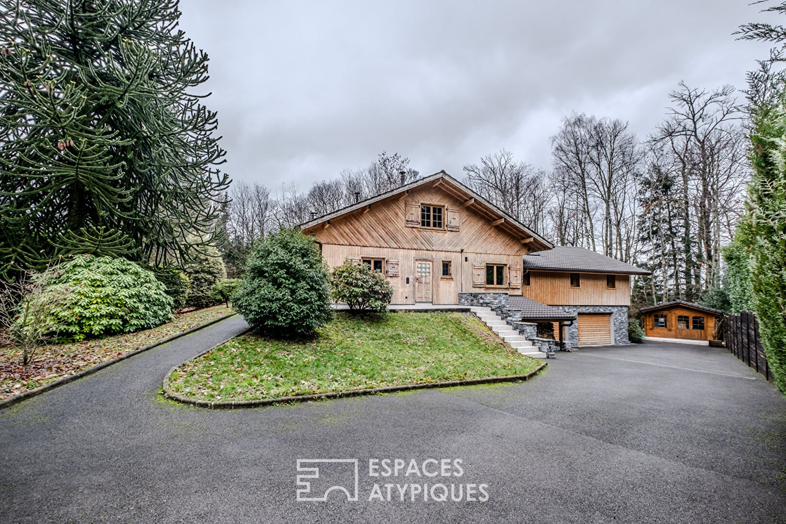 Chalet esprit trappeur chic et son parc arboré proche Genève