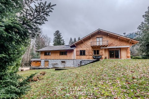 Chalet contemporain esprit « trappeur chic » et son parc boisé