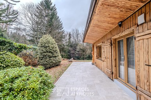 Chalet contemporain esprit « trappeur chic » et son parc boisé
