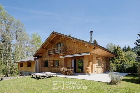 Elégant chalet et son écrin boisé aux portes de Genève