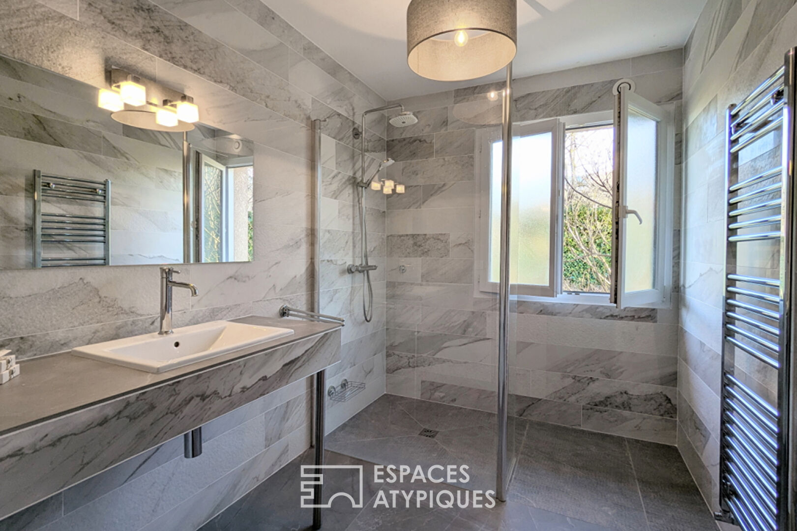 Maison familiale aux beaux volumes proche de la frontière