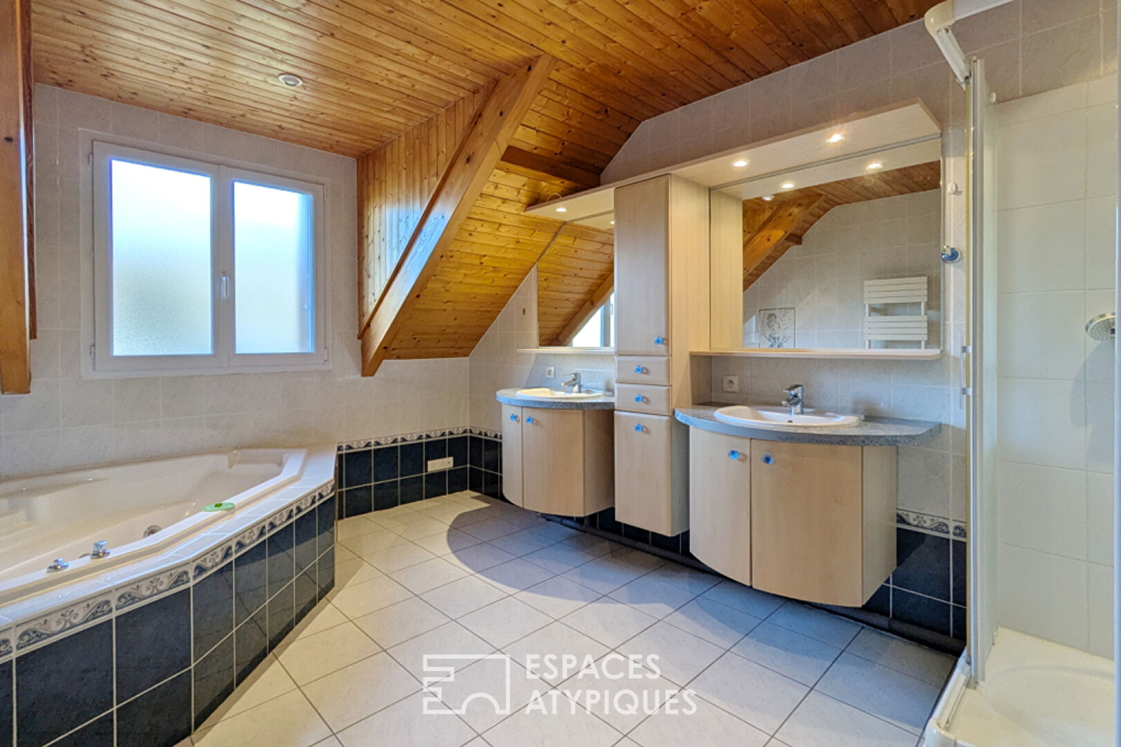 Maison familiale aux beaux volumes proche de la frontière