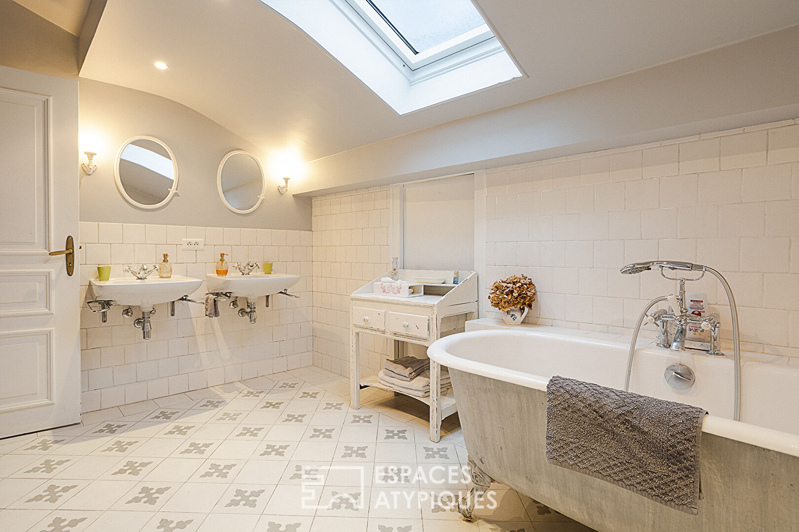 Ancienne demeure bénédictine du XIX siècle avec jardin et annexes