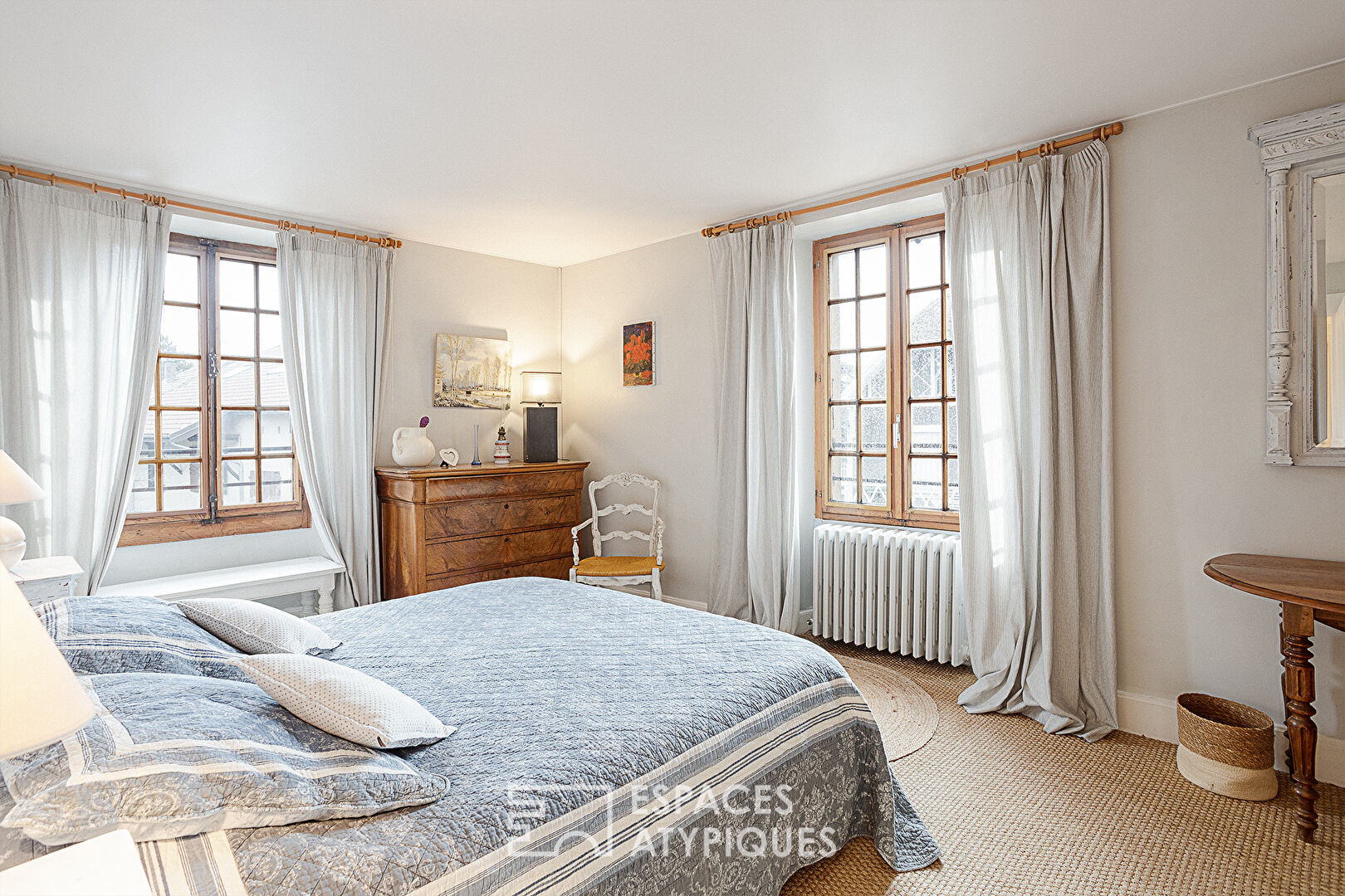 Ancienne demeure bénédictine du XIX siècle avec jardin et annexes