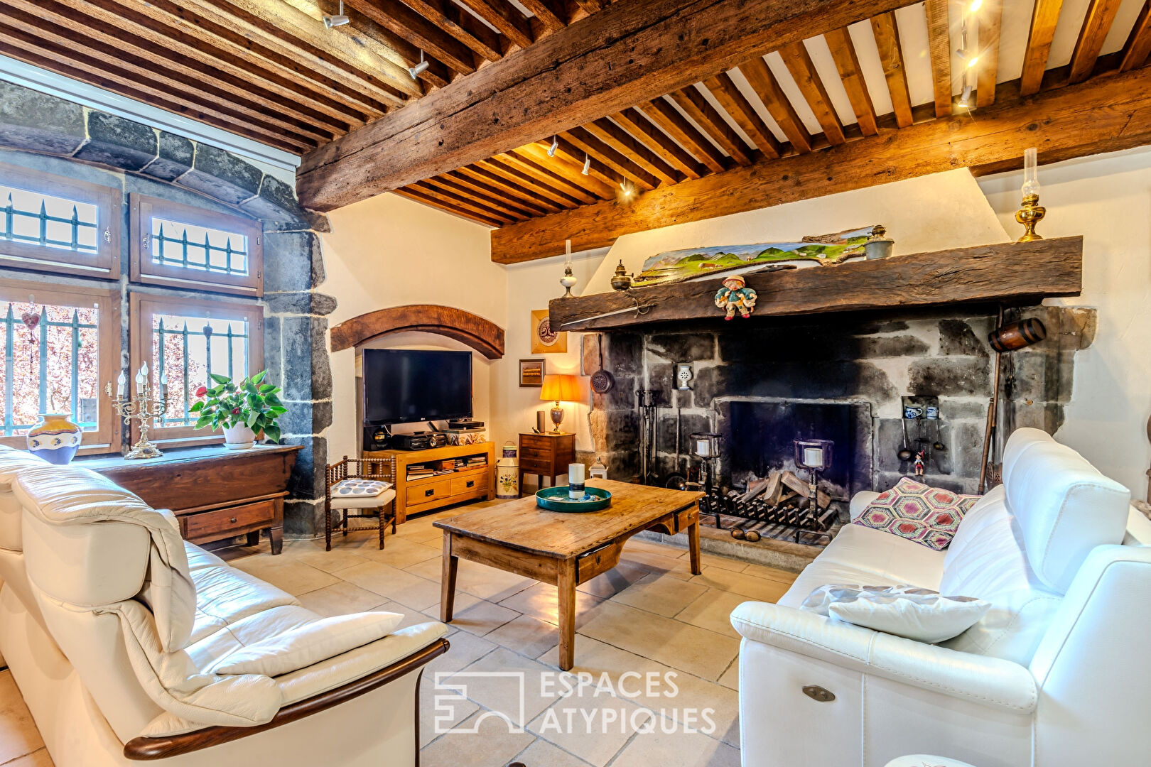 Château dépendances et piscine aux portes de Genève