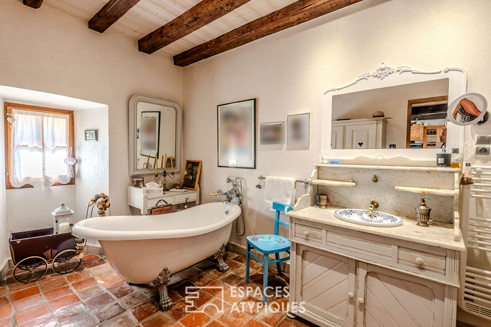 Château dépendances et piscine aux portes de Genève