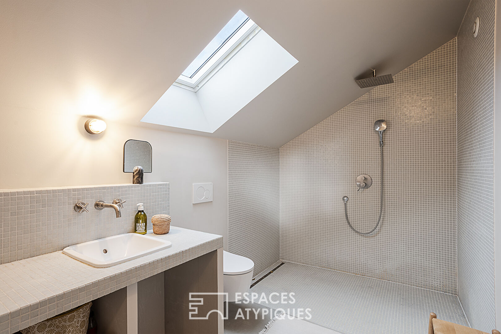 Maison loft réinventée dans une ancienne grange du XIXè siècle