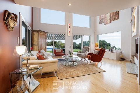 Villa tel un belvédère contemporain sur le lac Léman