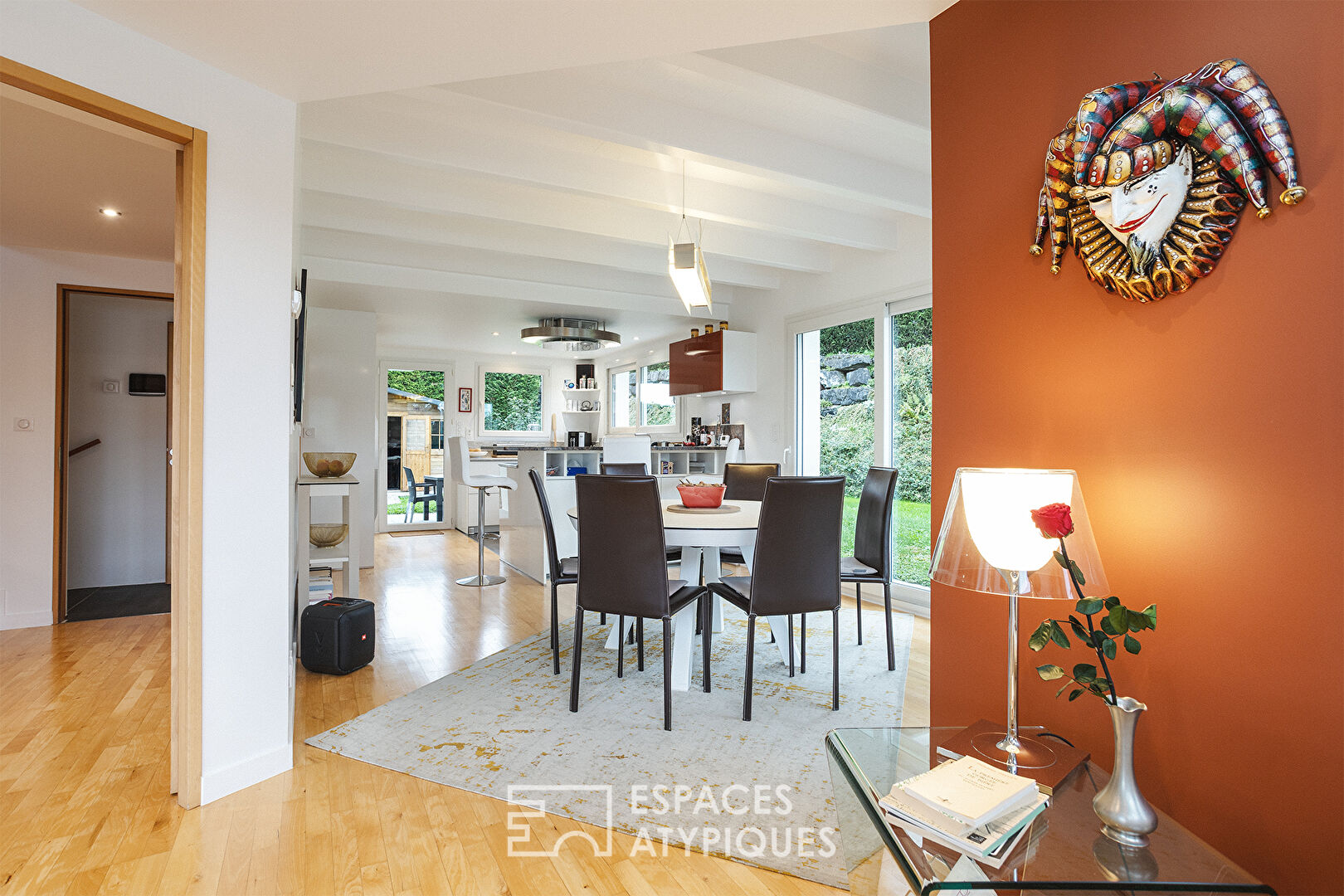 Villa tel un belvédère contemporain sur le lac Léman